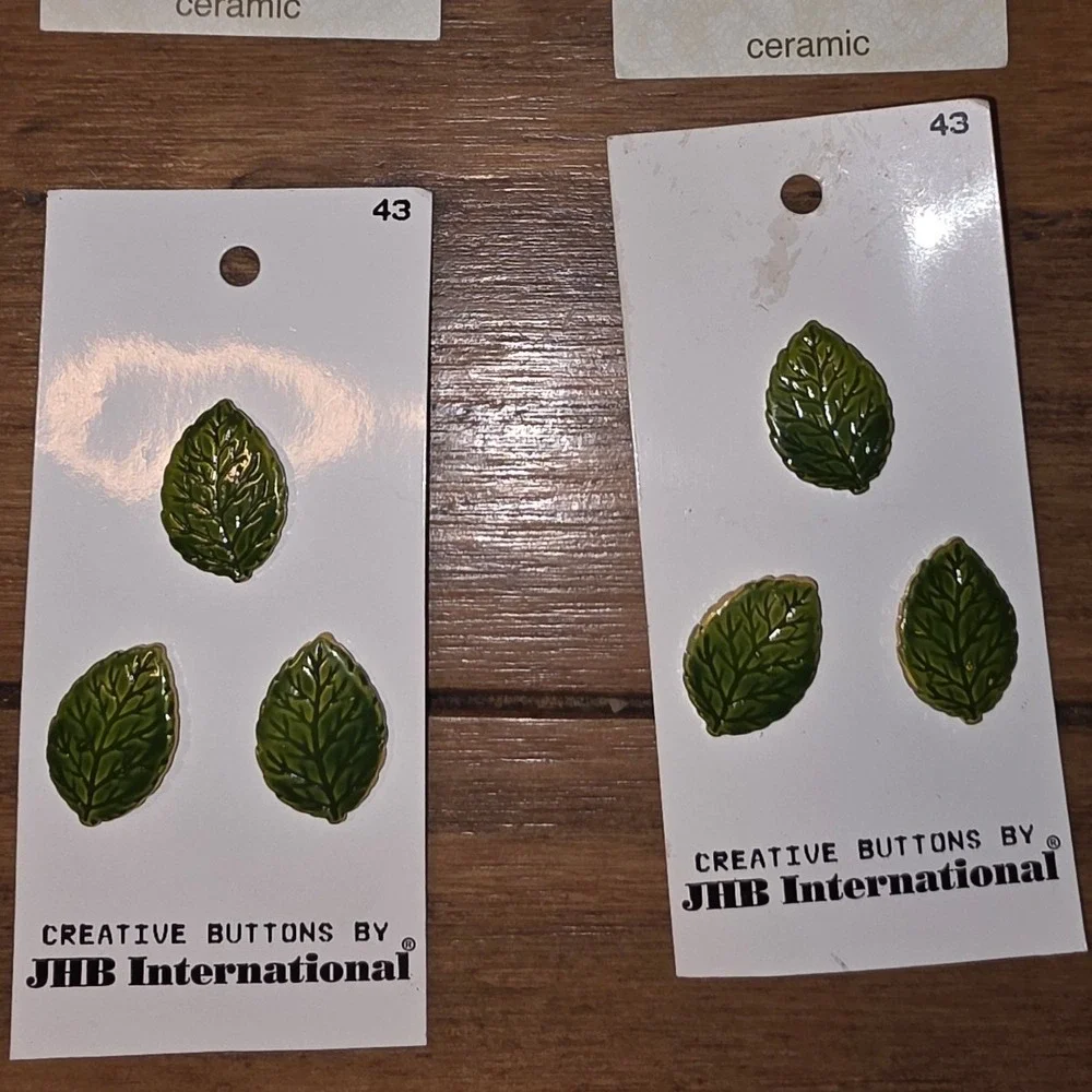 La Mode JHB International Ceramic Leaf Buttons Green 1.5in and 0.75in 4 Cards
